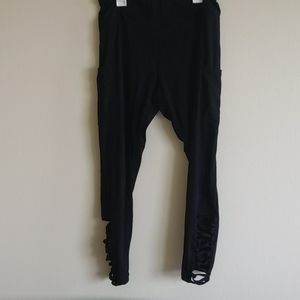 Black leggings with lattice detail and pockets